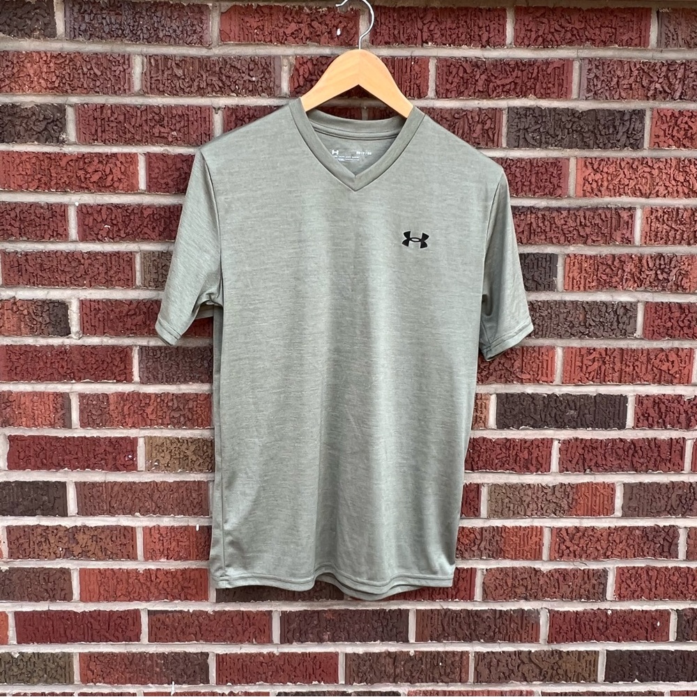 Under Armour Light Gray V Neck Athletic Short Sleeve Shirt